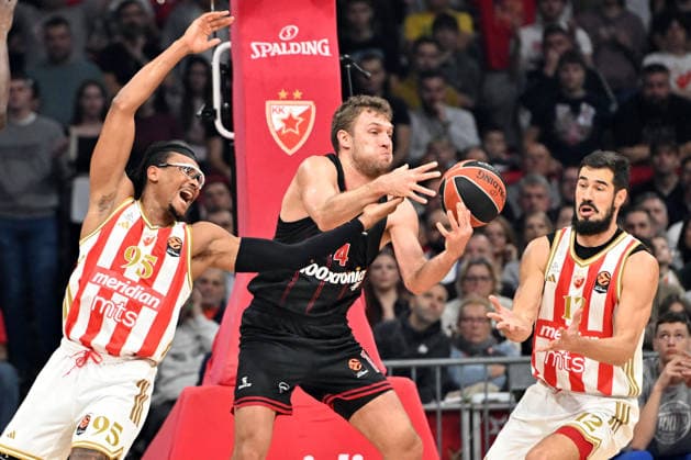 CRVENA ZVEZDA vs OLYMPIACOS SASA VEZENKOV, basketball player of Olympiacos, during Euroleague match against Crvena Zvezda, at Belgrade Arena. Belgrade, 26.11.2025 photo: MN Press photo BASKETBALL, EUROLEAGUE, CRVENA ZVEZDA, OLYMPIACOS Belgrade Belgrade Arena Serbia Copyright: xMarkoxMetlasx xMNxPressx