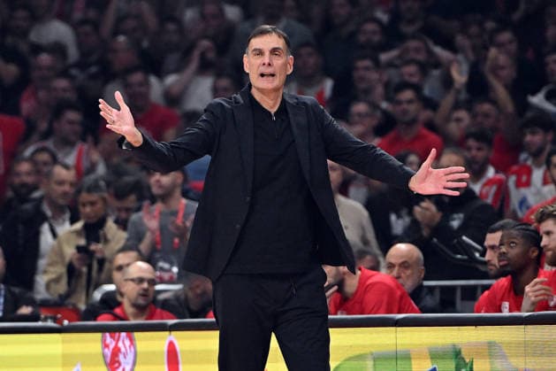 CRVENA ZVEZDA vs OLYMPIACOS GEORGIOS BARTZOKAS, basketball coach of Olympiacos, during Euroleague match against Crvena Zvezda, at Belgrade Arena. Belgrade, 26.11.2025 photo: MN Press photo BASKETBALL, EUROLEAGUE, CRVENA ZVEZDA, OLYMPIACOS Belgrade Belgrade Arena Serbia Copyright: xMarkoxMetlasx xMNxPressx