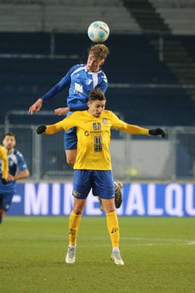 26 11 2025 Soccer Men 2025 2026 Regionalliga Nordost 17 Matchday 1 FC Magdeburg 1 FC Lokomotive Leipzig Avnet Arena Magdeburg Leon Mergner FCM, blue wins a header duel against Alexander Siebeck LOK, yellow Magdeburg Saxony Anhalt Germany