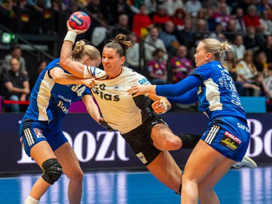 Emily Vogel Germany, 20 in duel with Alfa Bra Oddsdottir Iceland, 34 and Alexandra Lif Arnarsdottir Iceland, 35 Germany vs Iceland, Handball, World Championship, Women, Season 2025 2026, 26 11 2025, Germany vs Iceland, Handball, World Championship, Women, Season 2025 2026, 26 11 2025 Stuttgart Copyright: xEibner-Pressefoto MichaelxSchmidx EP_MST