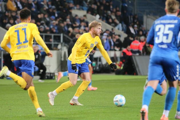 26 11 2025 Soccer Men 2025 2026 Regionalliga Nordost 17 Matchday 1 FC Magdeburg 1 FC Lokomotive Leipzig Avnet Arena Magdeburg Stefan Maderer LOK, yellow on the ball Magdeburg Saxony Anhalt Germany