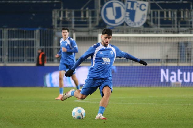 26 11 2025 Soccer Men 2025 2026 Regionalliga Nordost 17 Matchday 1 FC Magdeburg 1 FC Lokomotive Leipzig Avnet Arena Magdeburg Abu Bekir El Zein FCM, blue fetches for shot from Magdeburg Saxony Anhalt Germany