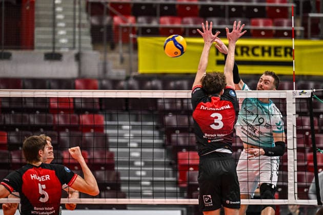 DVV Pokal MTV Ludwigsburg SWD powervolleys Dueren 26 11 2025 DVV Pokal, Volleyball, 1 Bundesliga, Herren, Saison 2025 26, Viertelfinale, Barock Volleys MTV Ludwigsburg in Rot Schwarz vs SWD powervolleys Dueren in Weiss Gruen , 19 Ryan Poole, in attack, against 3 Jonah Dornheim, Copyright: xBEAUTIFULxSPORTS TomxBlochx