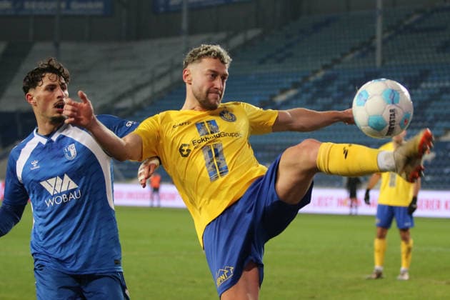 26 11 2025 Soccer Men 2025 2026 Regionalliga Nordost 17 Matchday 1 FC Magdeburg 1 FC Lokomotive Leipzig Avnet Arena Magdeburg David Grözinger LOK, yellow clears a ball in front of Eldin Dzogovic FCM, blue Magdeburg Saxony Anhalt Germany