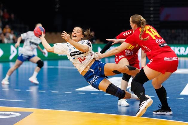 Suna Hansen Faeroe Islands in duel with Katarina Dzaferovic Montenegro , Spain vs Paraguay, Handball, IHF Womens Handball World Championship, Matchday 01, 26 11 2025 Spain vs Paraguay, Handball, IHF Womens Handball World Championship, Matchday 01, 26 11 2025 Copyright: xEibner-Pressefoto AlexanderxNeisx EP_ANS