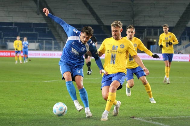 26 11 2025 Soccer Men 2025 2026 Regionalliga Nordost 17 Matchday 1 FC Magdeburg 1 FC Lokomotive Leipzig Avnet Arena Magdeburg David Grözinger LOK, yellow in duel with Eldin Dzogovic FCM, blue Magdeburg Saxony Anhalt Germany