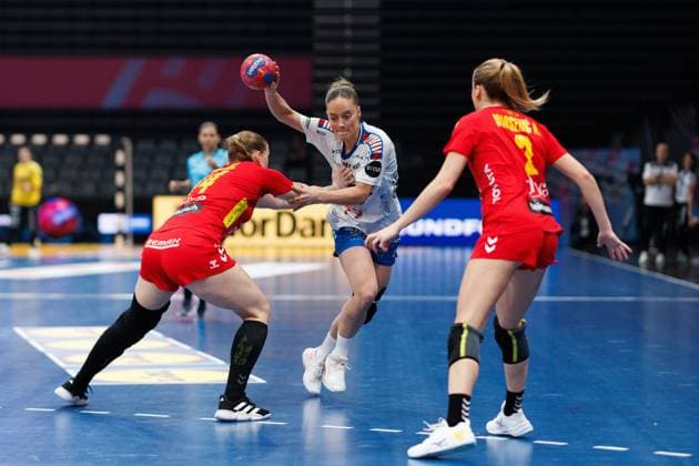 ^Jana Mittun Faeroeer Islands in duel with Katarina Dzaferovic Montenegro and Anastasija Marsenic Montenegro , Spain vs Paraguay, Handball, IHF Womens Handball World Championship, Matchday 01, 26 11 2025 Spain vs Paraguay, Handball, IHF Womens Handball World Championship, Matchday 01, 26 11 2025 Copyright: xEibner-Pressefoto AlexanderxNeisx EP_ANS