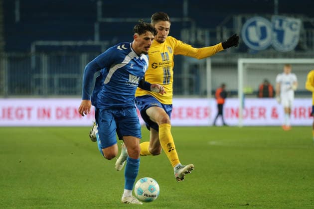 26 11 2025 Soccer Men 2025 2026 Regionalliga Nordost 17 Matchday 1 FC Magdeburg 1 FC Lokomotive Leipzig Avnet Arena Magdeburg Eldin Dzogovic FCM, blue in running duel with Alexander Siebeck LOK, yellow Magdeburg Saxony Anhalt Germany