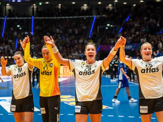 Mareike Thomaier Germany, 10 , Sarah Wachter Germany, 24 , Emily Vogel Germany, 20 and Antje Doell Germany, 29 at the La Ola with the fans, Germany vs Iceland, Handball, World Championship, Women, Season 2025 2026, 26 11 2025, Germany vs Iceland, Handball, World Championship, Women, Season 2025 2026, 26 11 2025 Stuttgart Copyright: xEibner-Pressefoto MichaelxSchmidx EP_MST