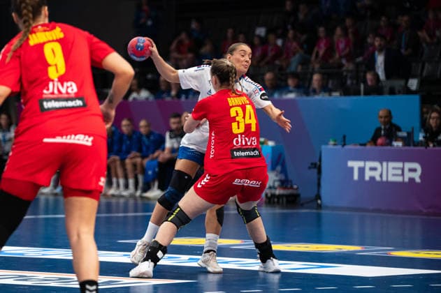 HANSEN Súni (10 Faroe Islands) in a duel with BRNOVI? Tatjana (34 Montenegro) during the IHF Women s Handball World Championship, WM, Weltmeisterschaft game between Montenegro and Faroe Islands at the SWT Arena in Trier, Germany Copyright: xMartinxPitschx xSPPx Sportspressphoto_SPR66047
