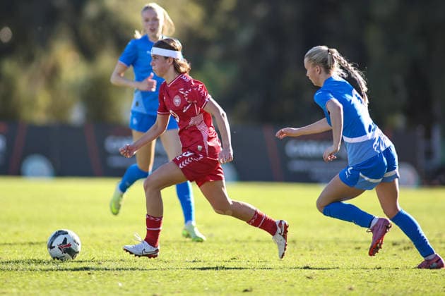 Fußball, Frauen, U19 EM-Quali, Island - Dänemark Albufeira, Portugal, November 26th 2025: Denmark s Flora Hojer running forward with the ball during the UEFA European Qualifiers U19 football match between Iceland and Denmark at Albufeira Municipal Stadium in Albufeira, Portugal. (Toby Tande SPP) Copyright: xTobyxTandex xSPPx spp-en-ToTaSp-tobytandefoto__221566t