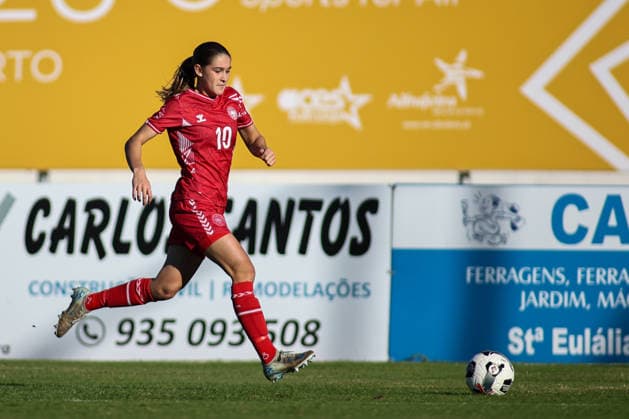Fußball, Frauen, U19 EM-Quali, Island - Dänemark Albufeira, Portugal, November 26th 2025: Denmark s Ida-Sofie Rathe running forward with the ball during the UEFA European Qualifiers U19 football match between Iceland and Denmark at Albufeira Municipal Stadium in Albufeira, Portugal. (Toby Tande SPP) Copyright: xTobyxTandex xSPPx spp-en-ToTaSp-tobytandefoto__221576t
