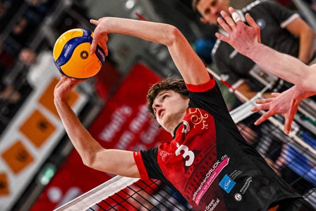 DVV Pokal MTV Ludwigsburg SWD powervolleys Dueren 26 11 2025 DVV Pokal, Volleyball, 1 Bundesliga, Herren, Saison 2025 26, Viertelfinale, Barock Volleys MTV Ludwigsburg in Rot Schwarz vs SWD powervolleys Dueren in Weiss Gruen , Copyright: xBEAUTIFULxSPORTS TomxBlochx