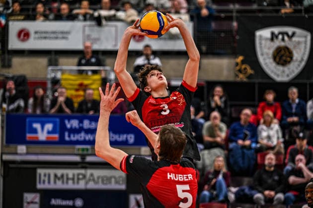 DVV Pokal MTV Ludwigsburg SWD powervolleys Dueren 26 11 2025 DVV Pokal, Volleyball, 1 Bundesliga, Herren, Saison 2025 26, Viertelfinale, Barock Volleys MTV Ludwigsburg in Rot Schwarz vs SWD powervolleys Dueren in Weiss Gruen , 3 Jonah Dornheim, on 5 Jan Huber, Copyright: xBEAUTIFULxSPORTS TomxBlochx