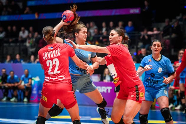 Magdalena Guichon Montano Uruguay, 19 in the pincer of left Jovana Jovovic Serbia, 22 and right Tamara Kocic Serbia, 21 GER, Serbia Uruguay, Handball World Championship, Preliminary Round, Group C, 26 11 2025 GER, Serbia Uruguay, Handball World Championship, Preliminary Round, Group C, 26 11 2025 Stuttgart Copyright: xSandyxDinkelackerx EP_SDR