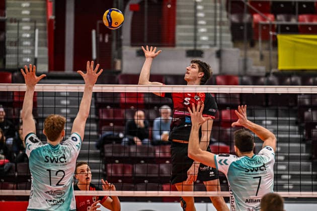 DVV Pokal MTV Ludwigsburg SWD powervolleys Dueren 26 11 2025 DVV Pokal, Volleyball, 1 Bundesliga, Herren, Saison 2025 26, Viertelfinale, Barock Volleys MTV Ludwigsburg in Rot Schwarz vs SWD powervolleys Dueren in Weiss Gruen , Jan Huber in attack against 12 Siebe Korenblek and 7 Jordan Alexander Canham, Copyright: xBEAUTIFULxSPORTS TomxBlochx