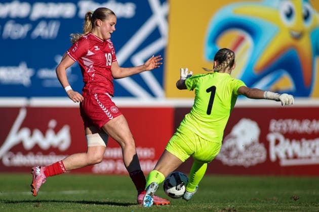 Fußball, Frauen, U19 EM-Quali, Island - Dänemark Albufeira, Portugal, November 26th 2025: Iceland s Herdis Halla Gudbjartsdottir comes in to stop Denmark s Louise Strauss from scoring during the UEFA European Qualifiers U19 football match between Iceland and Denmark at Albufeira Municipal Stadium in Albufeira, Portugal. (Toby Tande SPP) Copyright: xTobyxTandex xSPPx spp-en-ToTaSp-tobytandefoto__221600t
