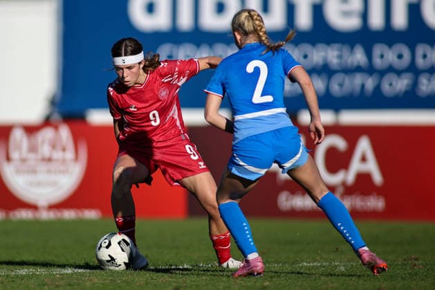 Fußball, Frauen, U19 EM-Quali, Island - Dänemark Albufeira, Portugal, November 26th 2025: Denmark s Flora Hojer cuts in on the left side while Iceland s Lif Joostdottir Van Bemme defends during the UEFA European Qualifiers U19 football match between Iceland and Denmark at Albufeira Municipal Stadium in Albufeira, Portugal. (Toby Tande SPP) Copyright: xTobyxTandex xSPPx spp-en-ToTaSp-tobytandefoto__221618t
