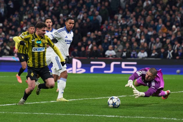 Dominik Kotarski of FC Copenhagen saves a ball from Jorginho (Jorge Gabriel Costa Monteiro) of FC Kairat during the Champions League match between FC Copenhagen and FC Kairat at Parken on November 26, 2025 in Copenhagen, Denmark (Photo by Camilla Stolen Imago) Copenhagen Denmark Copyright: xCamillaxStolenx L1094058
