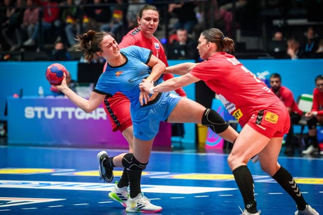 Magdalena Guichon Montano (Uruguay, 19) vs. Tamara Kocic (Serbien, 21) GER, Serbien - Uruguay, Handball Weltmeisterschaft, Vorrunde, Gruppe C, 26.11.2025 GER, Serbien - Uruguay, Handball Weltmeisterschaft, Vorrunde, Gruppe C, 26.11.2025 Stuttgart Copyright: xSandyxDinkelackerx EP_SDR