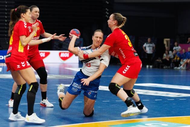 Pernille brandenborg Faeroe Islands in duel with Tatjana Brnovic Montenegro , Spain vs Paraguay, Handball, IHF Womens Handball World Championship, Matchday 01, 26 11 2025 Spain vs Paraguay, Handball, IHF Womens Handball World Championship, Matchday 01, 26 11 2025 Copyright: xEibner-Pressefoto AlexanderxNeisx EP_ANS