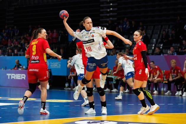 Pernille brandenborg Faeroe Islands in duel with Durdina Jaukovic Montenegro and Ivana Godec Montenegro , Spain vs Paraguay, Handball, IHF Womens Handball World Championship, Matchday 01, 26 11 2025 Spain vs Paraguay, Handball, IHF Womens Handball World Championship, Matchday 01, 26 11 2025 Copyright: xEibner-Pressefoto AlexanderxNeisx EP_ANS