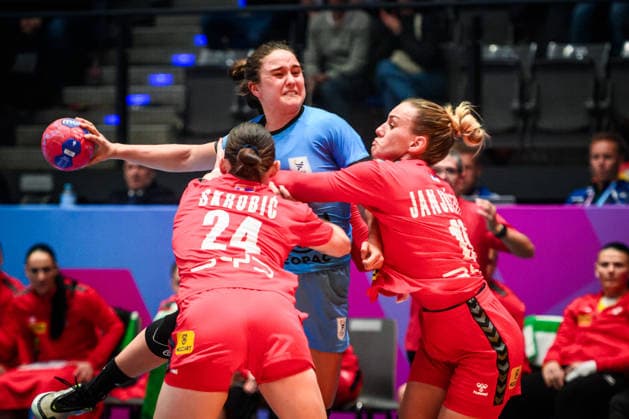 Magdalena Guichon Montano Uruguay, 19 against Jovana Skrobic Serbia, 24 and Andela Janjusevic Serbia, 15 GER, Serbia Uruguay, Handball World Championship, Preliminary Round, Group C, 26 11 2025 GER, Serbia Uruguay, Handball World Championship, Preliminary Round, Group C, 26 11 2025 Stuttgart Copyright: xSandyxDinkelackerx EP_SDR