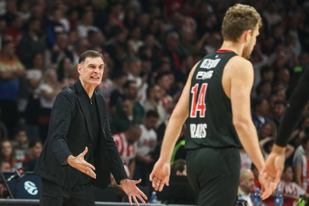 Red star v Olympiacos - EuroLeague BELGRADE, SERBIA - NOVEMBER 26: Head coach of Olympiacos Georgios Bartzokas gives tactics during the EuroLeague match between Red Star Belgrade and Olympiacos in Belgrade, Serbia on November 26, 2025. Filip Stevanovic Anadolu Belgrad Serbia. Editorial use only. Please get in touch for any other usage.  Copyright: x2025xAnadoluxFilipxStevanovicx