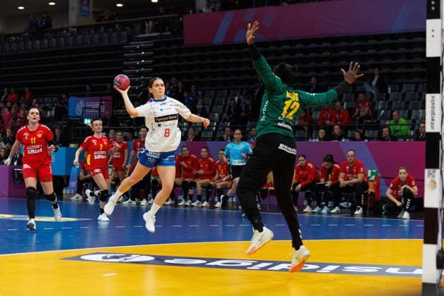 Rannva Olsen Faeroeer Islands throws against Armelle Kelly Attingre Montenegro , Spain vs Paraguay, Handball, IHF Womens Handball World Championship, Matchday 01, 26 11 2025 Spain vs Paraguay, Handball, IHF Womens Handball World Championship, Matchday 01, 26 11 2025 Copyright: xEibner-Pressefoto AlexanderxNeisx EP_ANS