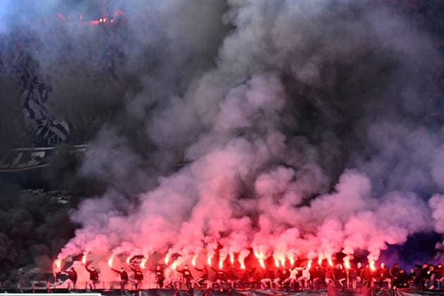 Fußball UEFA Champions League 5. Spieltag Eintracht Frankfurt - Atalanta Bergamo am 26.11.2025 im Deutsche Bank Park in Frankfurt Pyro von den Frankfurter Fans xJKx