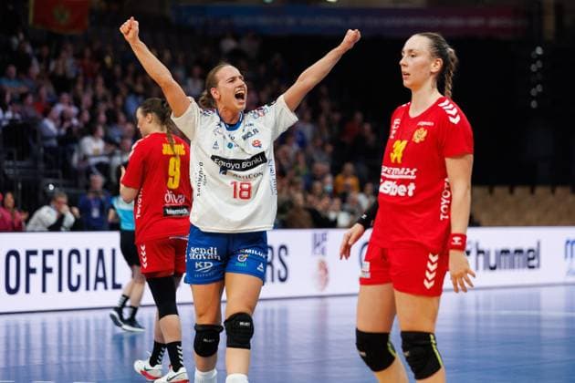 Pernille brandenborg Faeroe Islands cheers, Spain vs Paraguay, Handball, IHF Womens Handball World Championship, Matchday 01, 26 11 2025 Spain vs Paraguay, Handball, IHF Womens Handball World Championship, Matchday 01, 26 11 2025 Copyright: xEibner-Pressefoto AlexanderxNeisx EP_ANS