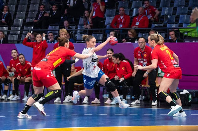 MITTÚN Jana (77 Faroe Islands) attempts a breakthrough during the IHF Women s Handball World Championship, WM, Weltmeisterschaft game between Montenegro and Faroe Islands at the SWT Arena in Trier, Germany Copyright: xMartinxPitschx xSPPx Sportspressphoto_SPR66123
