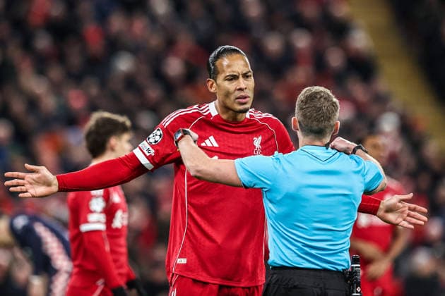 UEFA Champions League Matchday 5 of 8 Liverpool v PSV Eindhoven Virgil van Dijk of Liverpool appeals to referee Alejandro Jose Hernandez after he gives a penalty to PSV during the UEFA Champions League Matchday 5 of 8 Liverpool vs PSV Eindhoven at Anfield, Liverpool, United Kingdom, 26th November 2025 (Photo by Alfie Cosgrove News Images) Liverpool Anfield Merseyside United Kingdom Copyright: xAlfiexCosgrove NewsxImagesx
