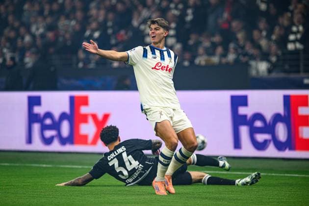 FRANKFURT, GERMANY - 26 NOVEMBER, 2025: Nnamdi Collins, Charles De Ketelaere - UEFA Champions League match Eintracht Frankfurt vs Atalanta Bergamo at Deutsche Bank Park.  Copyright: xVITALIIxKLIUIEVx