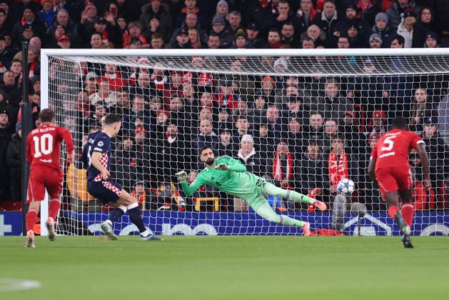 Fußball UEFA-Champions-League-Phase Liverpool gegen PSV Eindhoven 26. November 2025 UEFA-Champions-League-Phase Liverpool gegen PSV Eindhoven Ivan Perisic von PSV Eindhoven erzielt mit einem Elfmeter das erste Tor Foto Simon Stacpoole Abseits Liverpool UK  Copyright: xSimonxStacpoolexOffside