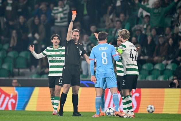 Sporting CP v Club Brugge - UEFA Champions League LISBON, PORTUGAL - NOVEMBER 26 : Hjulmand Morten midfielder of Sporting CP receives a red card from referee Stieler Tobias (GER) during the UEFA Champions League 2025 26 League Phase MD5 match between Sporting CP and Club Brugge on November 26, 2025 in Lisbon, Portugal, 26 11 2025 Lisbon Portugal  Copyright: xNicoxVereeckenx