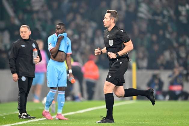Sporting CP v Club Brugge - UEFA Champions League LISBON, PORTUGAL - NOVEMBER 26 : referee Stieler Tobias (GER) consulting the VAR during the UEFA Champions League 2025 26 League Phase MD5 match between Sporting CP and Club Brugge on November 26, 2025 in Lisbon, Portugal, 26 11 2025 Lisbon Portugal  Copyright: xNicoxVereeckenx