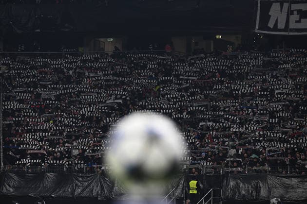 26 11 2025, xpsx, Football UEFA Champions League, Eintracht Frankfurt Atalanta Bergamo v l Fans Eintracht Frankfurt, Mood, Scarves, DFL DFB REGULATIONS PROHIBIT ANY USE OF PHOTOGRAPHS as IMAGE SEQUENCES and or QUASI VIDEO Frankfurt am Main