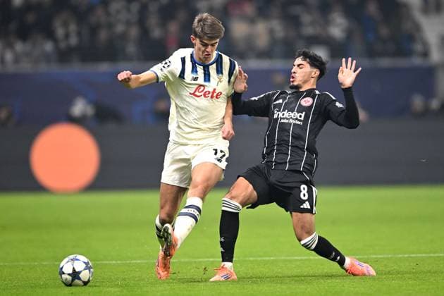 Soccer UEFA Champions League matchday 5 Eintracht Frankfurt Atalanta Bergamo on 26 11 2025 at Deutsche Bank Park in Frankfurt Charles De Ketelaere Bergamo , left Fares Chaibi Frankfurt , right xJKx