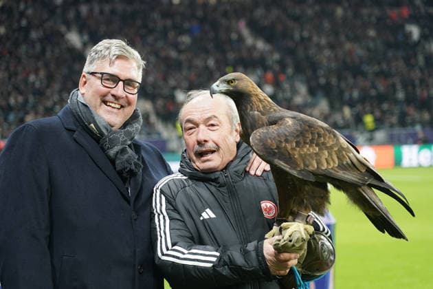 Axel Hellmann with Eintracht mascot golden eagle Attila and falconer Norbert Lawitschka Frankfurt 26 11 2025 Eintracht Frankfurt vs Atalanta Bergamon, Deutsche Bank Park, Champions League matchday 5