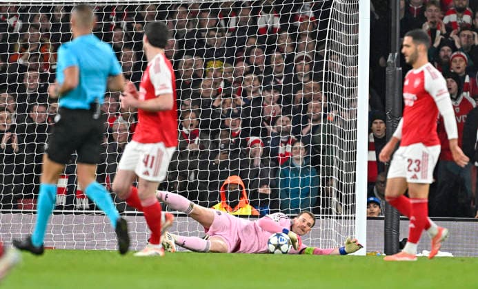 26 11 2025, Football UEFA Championsleague 2025 2026 Preliminary Round 5 Matchday, FC Arsenal FC Bayern Munich, at Emirates Stadium London England Goalkeeper Manuel Neuer FC Bayern Munich DFL and DFB regulations prohibit any use of photographs as image sequences and or quasi video