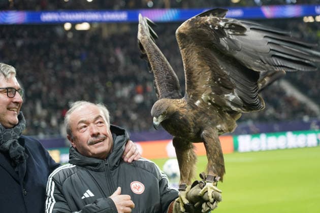 Axel Hellmann with Eintracht mascot golden eagle Attila and falconer Norbert Lawitschka Frankfurt 26 11 2025 Eintracht Frankfurt vs Atalanta Bergamon, Deutsche Bank Park, Champions League matchday 5