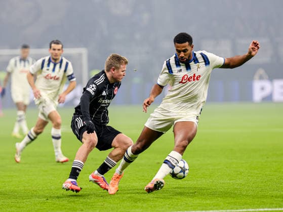 Jonathan Burkardt Eintracht Frankfurt,9 on the ball against Isak Hien Atalanta Bergamo, 4 UEFA Champions League, Matchday 5 Eintracht Frankfurt Atalanta BC on 26 11 25 at Deutsche Bank Park, Frankfurt Frankfurt Deutsche Bank Park Frankfurt Germany Copyright: xAlfioxMarinox