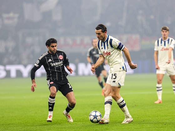 Marten De Roon Atalanta Bergamo, 15 on the ball, is tackled by Fares Chaibi Eintracht Frankfurt,8 UEFA Champions League, Matchday 5 Eintracht Frankfurt Atalanta BC on 26 11 25 at Deutsche Bank Park, Frankfurt Frankfurt Deutsche Bank Park Frankfurt Germany Copyright: xAlfioxMarinox