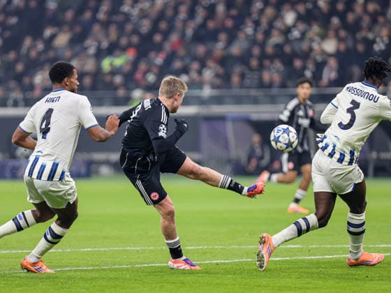 Jonathan Burkardt Eintracht Frankfurt,9 pulls away and scores Odilon Kossounou Atalanta Bergamo, 3 UEFA Champions League, Matchday 5 Eintracht Frankfurt Atalanta BC on 26 11 25 at Deutsche Bank Park, Frankfurt Frankfurt Deutsche Bank Park Frankfurt Germany Copyright: xAlfioxMarinox