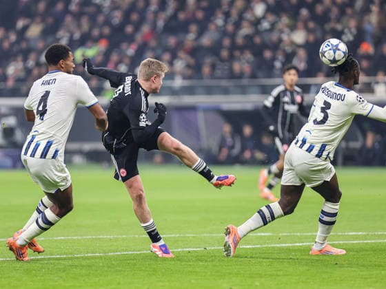 Jonathan Burkardt Eintracht Frankfurt,9 pulls away and scores Odilon Kossounou Atalanta Bergamo, 3 UEFA Champions League, Matchday 5 Eintracht Frankfurt Atalanta BC on 26 11 25 at Deutsche Bank Park, Frankfurt Frankfurt Deutsche Bank Park Frankfurt Germany Copyright: xAlfioxMarinox