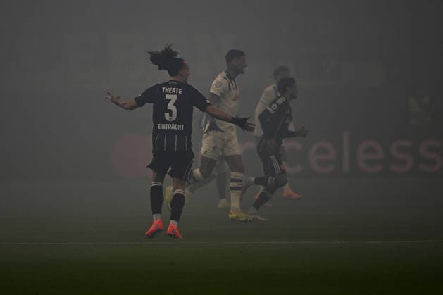26 11 2025, xjhx, Football UEFA Champions League, Eintracht Frankfurt Atalanta Bergamo v l Arthur Theate Eintracht Frankfurt im Rauch Nebel der Pyrotechnik DFL DFB REGULATIONS PROHIBIT ANY USE OF PHOTOGRAPHS as IMAGE SEQUENCES and or QUASI VIDEO Frankfurt am Main