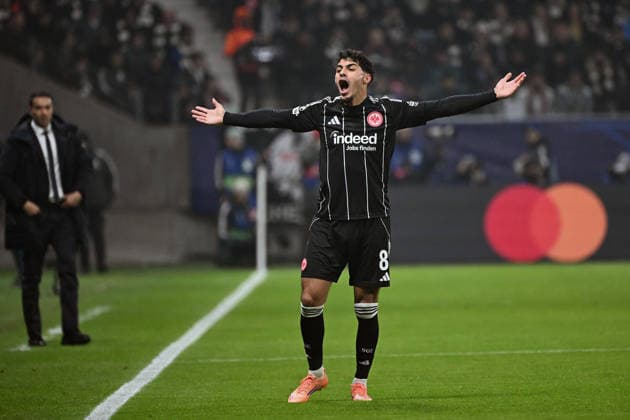 26 11 2025, xjhx, Football UEFA Champions League, Eintracht Frankfurt Atalanta Bergamo v l Fares Chaibi Eintracht Frankfurt gives instructions, gesticulates, gesticulate with arms gives instructions, gesticulate DFL DFB REGULATIONS PROHIBIT ANY USE OF PHOTOGRAPHS as IMAGE SEQUENCES and or QUASI VIDEO Frankfurt am Main