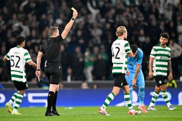 Sporting CP v Club Brugge - UEFA Champions League LISBON, PORTUGAL - NOVEMBER 26 : referee Stieler Tobias (GER) cancelled the red card and gives a yellow card too Hjulmand Morten midfielder of Sporting CP during the UEFA Champions League 2025 26 League Phase MD5 match between Sporting CP and Club Brugge on November 26, 2025 in Lisbon, Portugal, 26 11 2025 Lisbon Portugal  Copyright: xNicoxVereeckenx