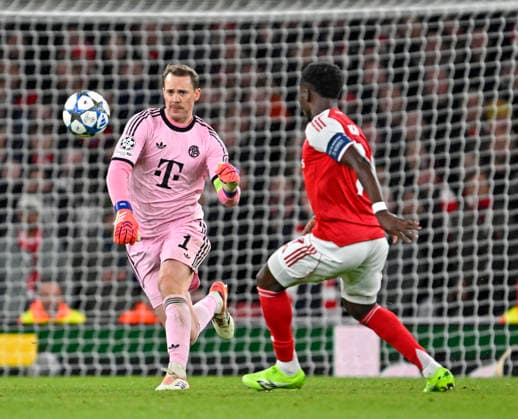 26 11 2025, Football UEFA Championsleague 2025 2026 Preliminary Round 5 Matchday, FC Arsenal FC Bayern Munich, at Emirates Stadium London England v l Goalkeeper Manuel Neuer FC Bayern Munich v Bukayo Saka FC Arsenal DFL and DFB regulations prohibit any use of photographs as image sequences and or quasi video
